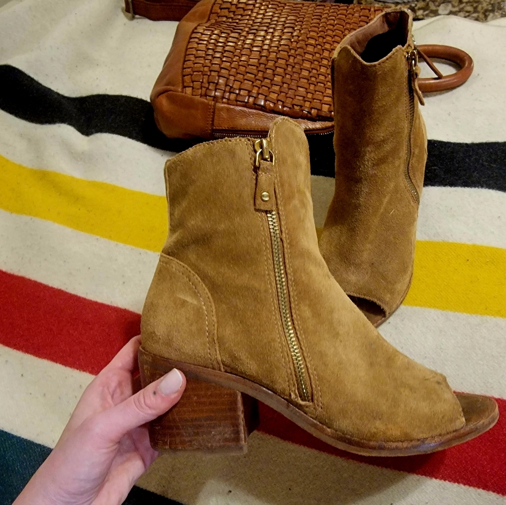 NICOLE  brand lether heels.